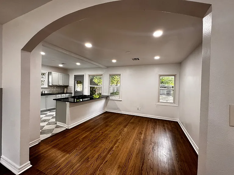 1117 W Symmes St — Photo 4