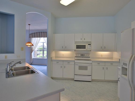 3rd image of 928 Countryside West Blvd