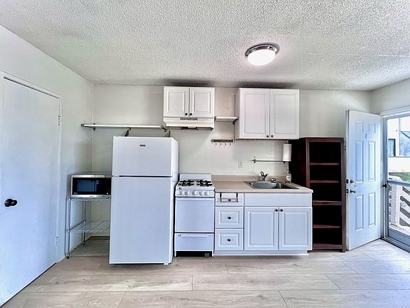 Kitchen area with a shelf cabinet that can be moved