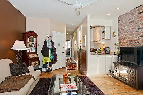 Rented by Perry Associates NYC Inc | media 16