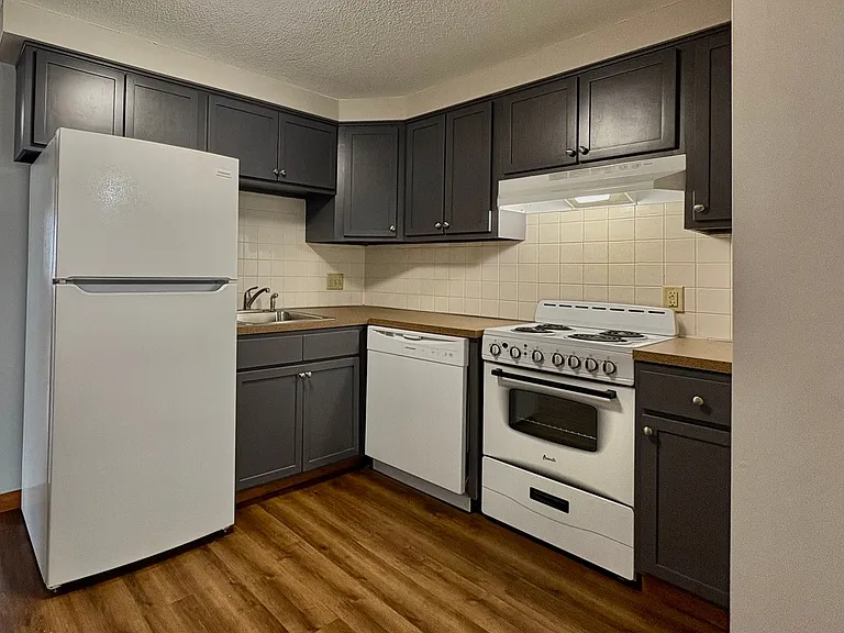 Camelot Village Apartments — Photo 29