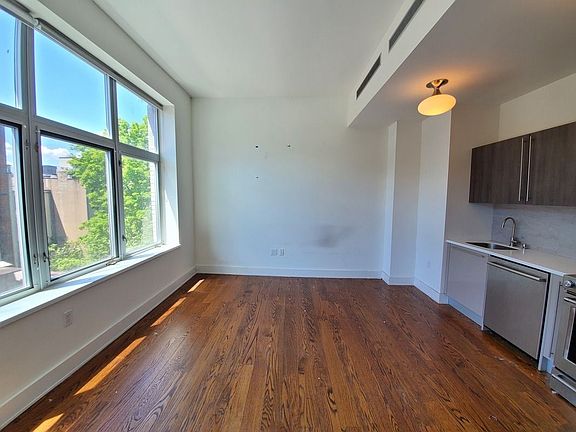 3rd image of 68 Livingston St APT 4E