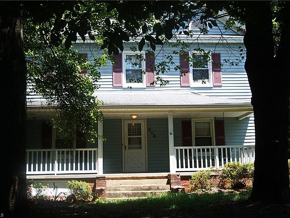 4th image of 304 Meadowlane Cir