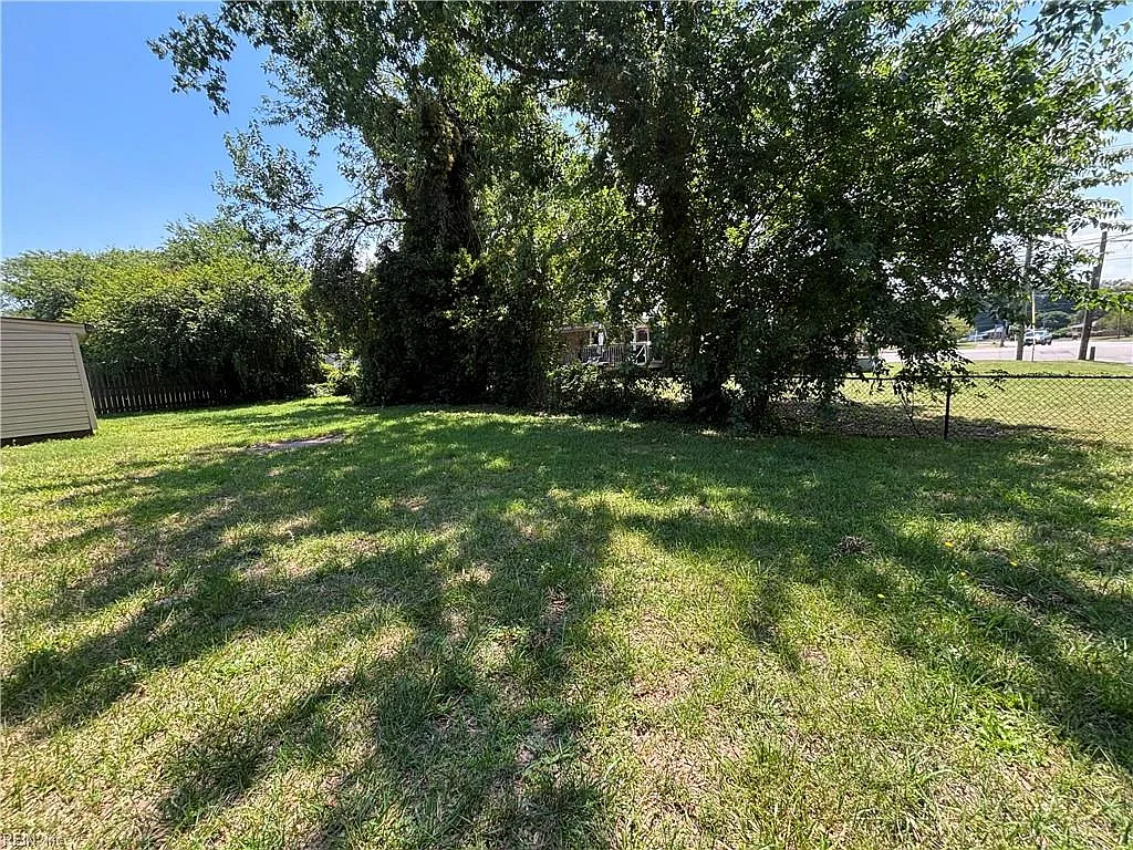 3 bed, 2.0 bath, 1380 sqft, $1,895 — Photo 3