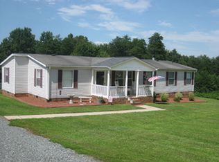 1165 Creekside Dr, Walnut Cove, NC 27052