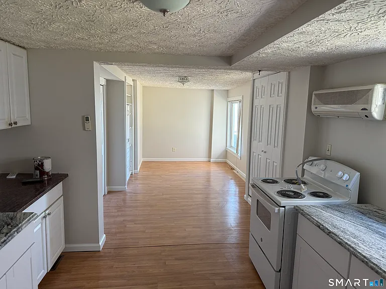189 Seaside Ave — Photo 2