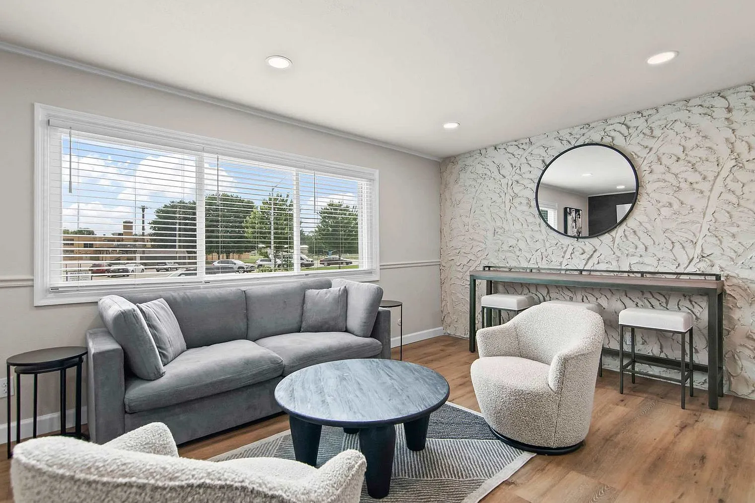 2 bed, 1.0 bath, 990 sqft, $2,423 — Photo 2