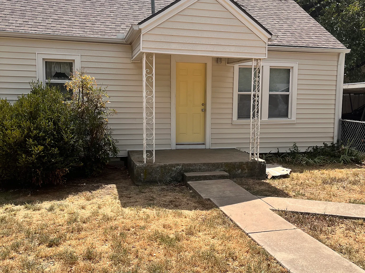 910 E Comanche St — Photo 2