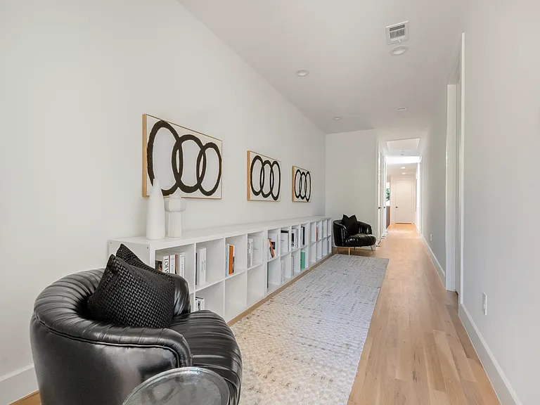 2322 Kirby St — Photo 9