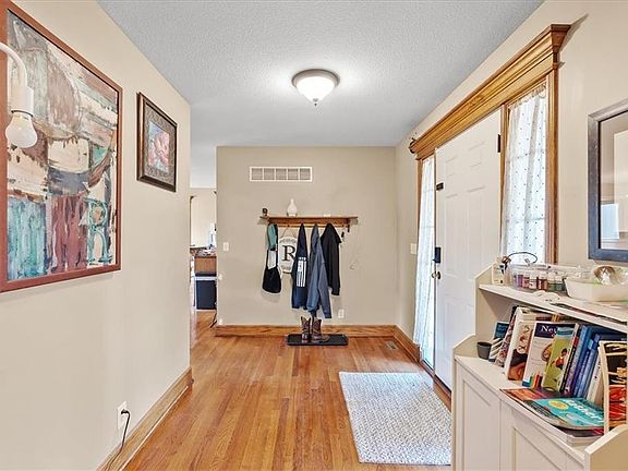 3rd image of 1607 NW Pin Oak Ct