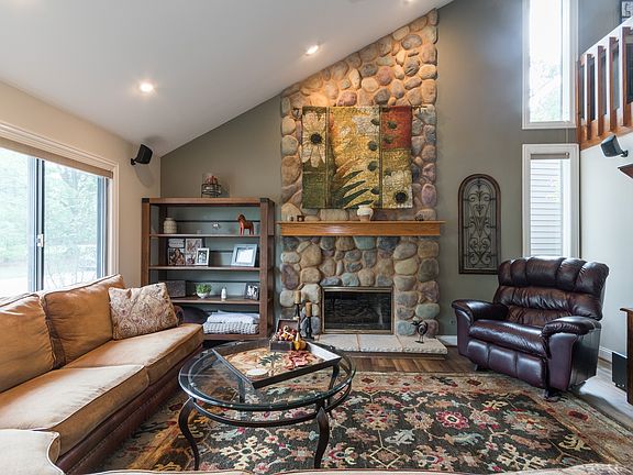 4th image of 44 Lakewood Cir