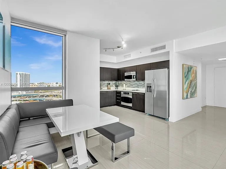 90 SW 3rd St #2013 — Photo 8