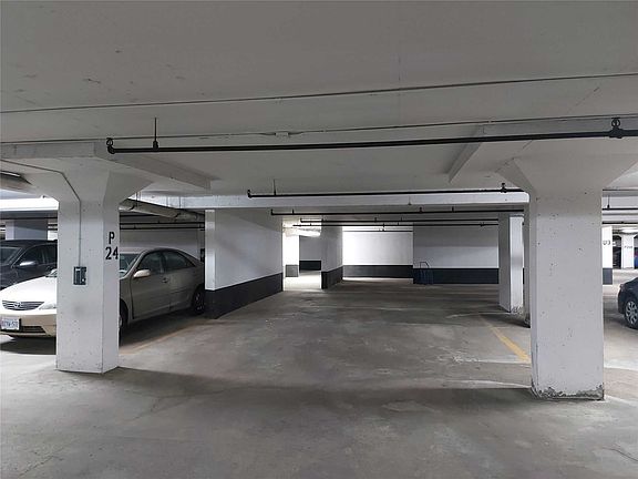 3rd image of 326 Major Mackenzie Dr E #511
