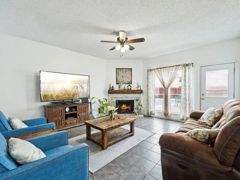 2128 Regency Dr — Photo 10