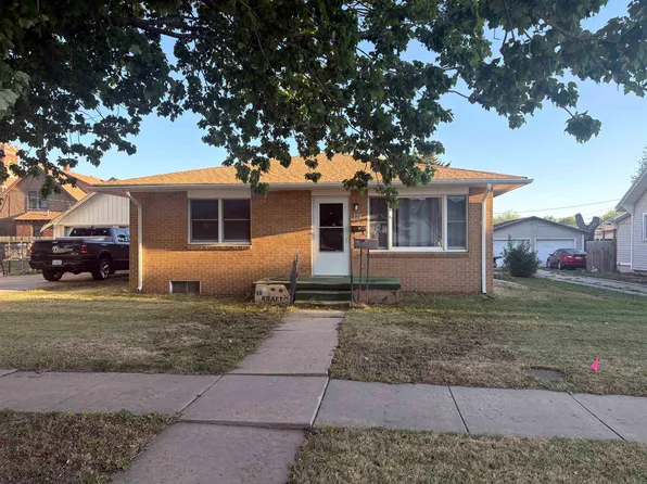 159 W 6th St, Hoisington, KS 67544