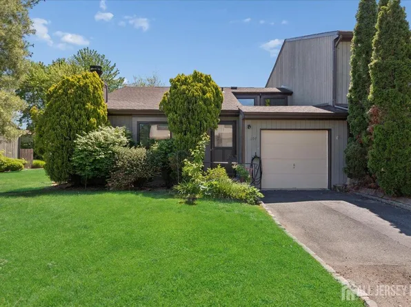 107 Bowne Ct, Matawan, NJ 07747