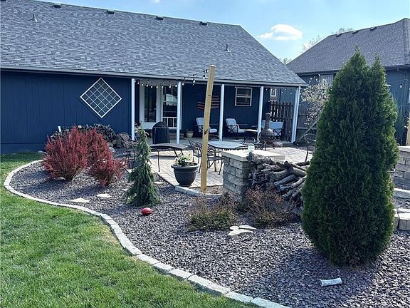 3rd image of 110 Surrey Ct