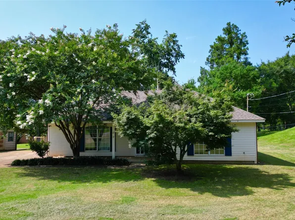 17 Hilltop Cir, Deatsville, AL 36022