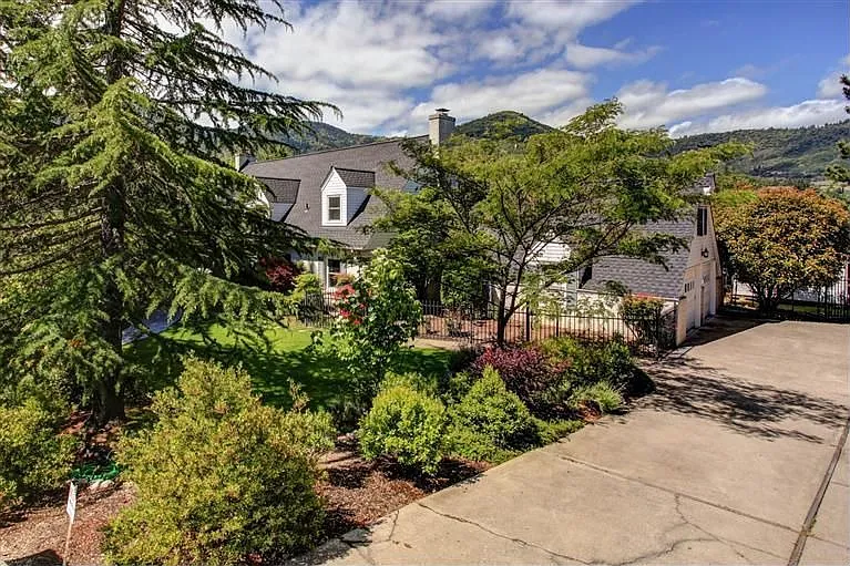 451 Thornton Way photo 1