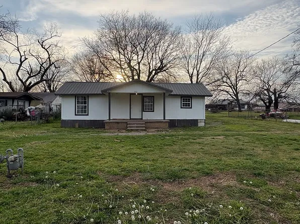 207 S 3rd St, Porum, OK 74455