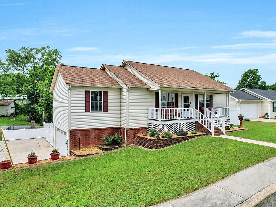 1st image of 403 Barberry Dr NW