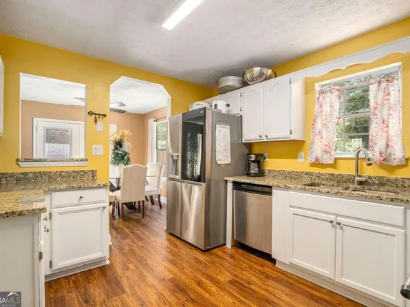 85 Plantation Ln, Locust Grove, GA 30248