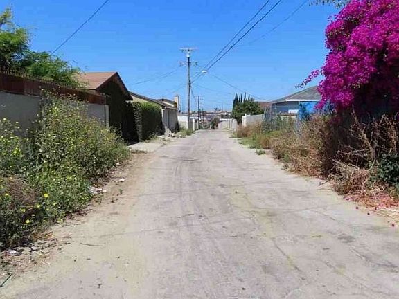 Exterior Neighborhood (street photo)