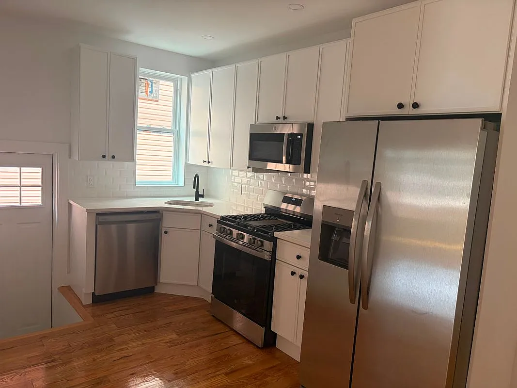 2 bed, 1.0 bath, 1359 sqft, $2,700 — Photo 3