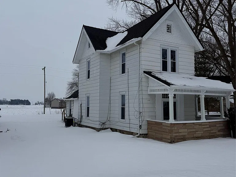 276 E Chicago Blvd — Photo 2