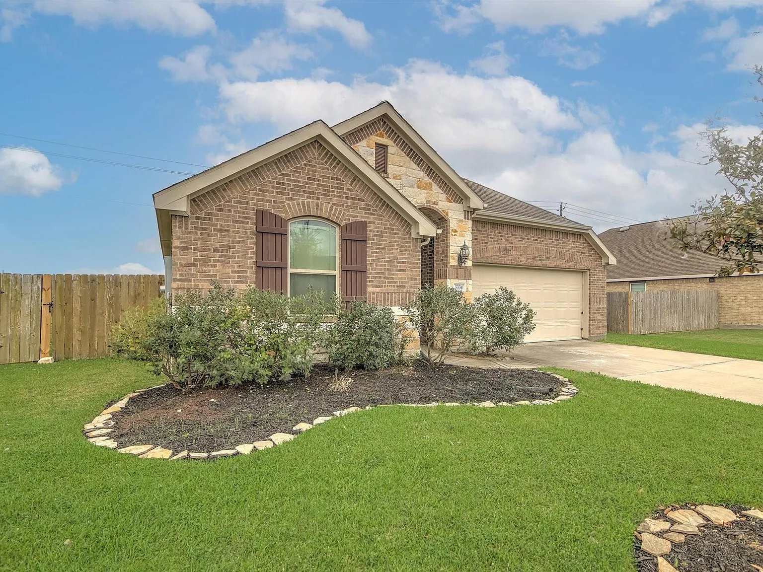 3 bed, 2.0 bath, 1930 sqft, $2,500 — Photo 3