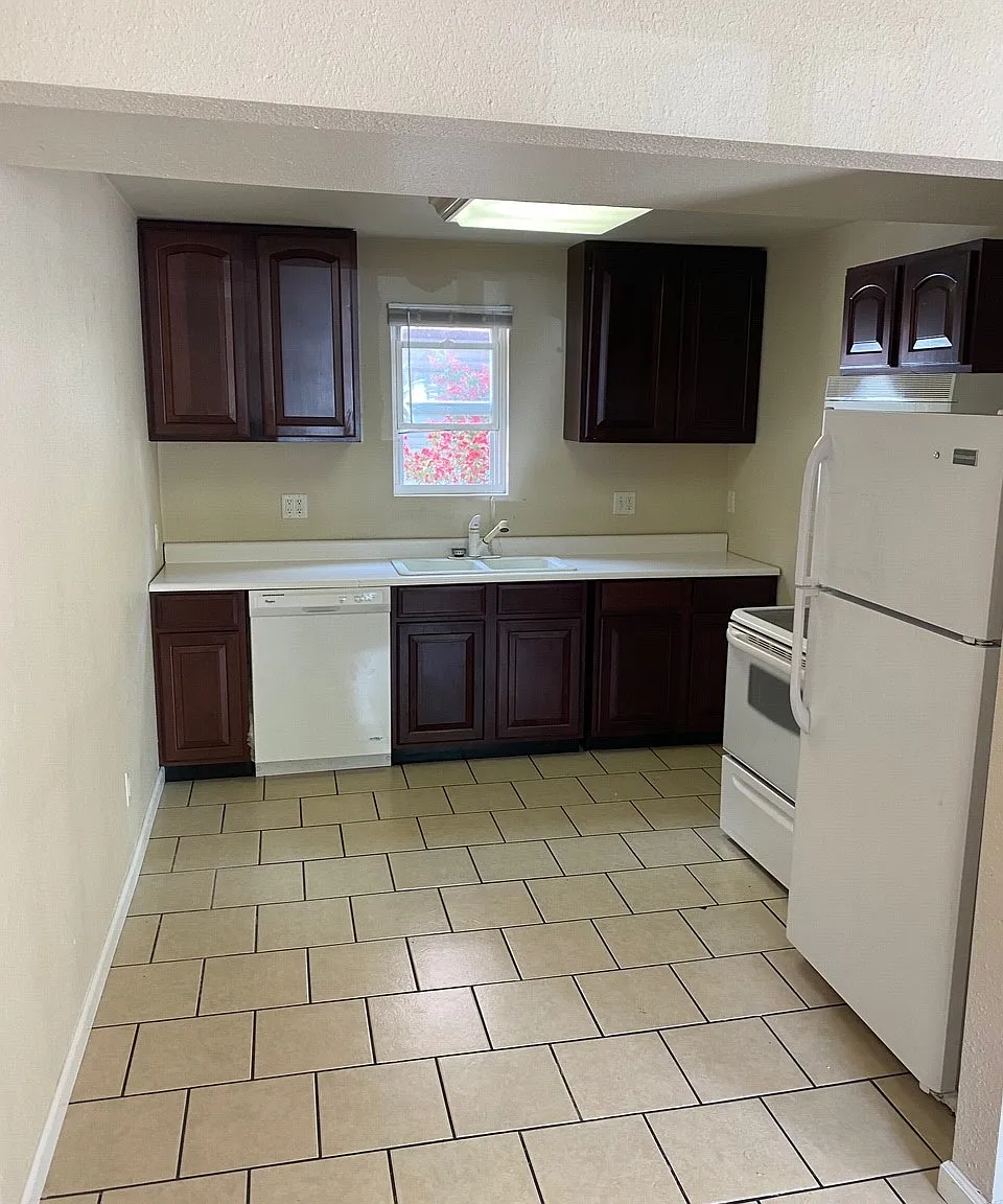 319 E. Mill St - 5 — Photo 2