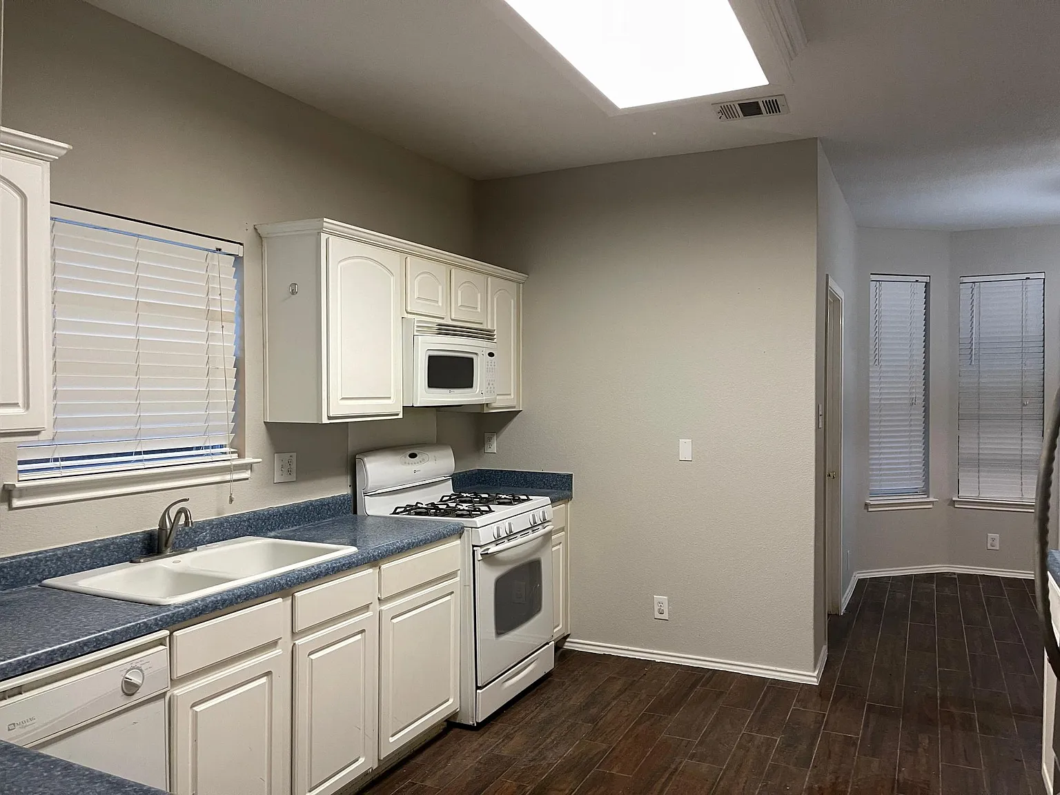 3 bed, 2.5 bath, 2180 sqft, $2,045 — Photo 3