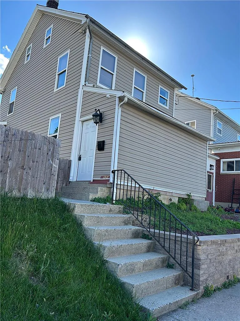 3 bed, 2.0 bath, 1720 sqft, $2,300 — Photo 1