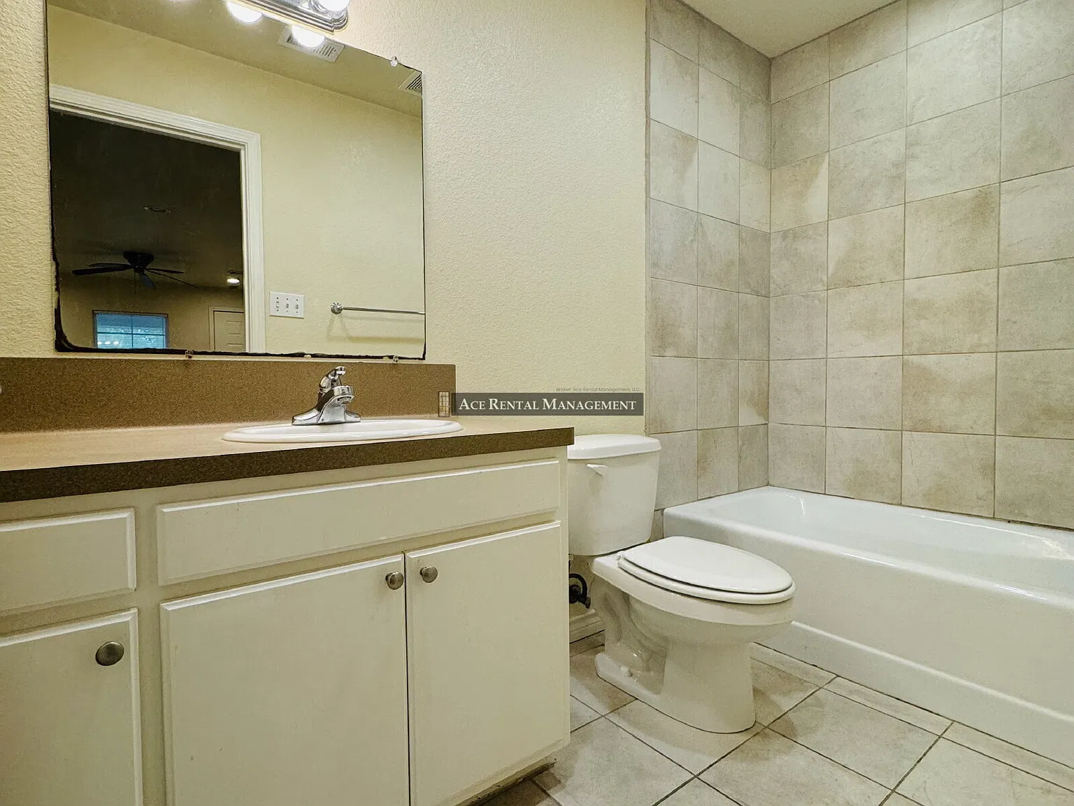Spacious 1-Bedroom Retreat on Texas Ave Spacious 800 Sq Ft Haven in Bridge City! — Photo 2