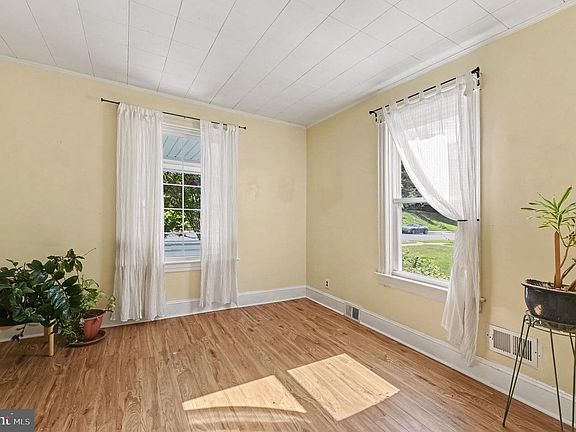 4th image of 7 Maple Ave