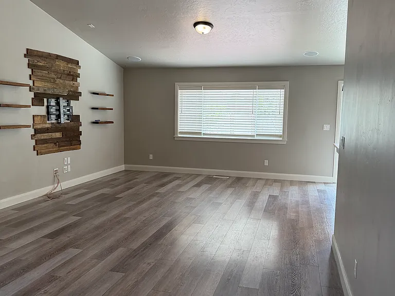 5493 W Los Flores St — Photo 4