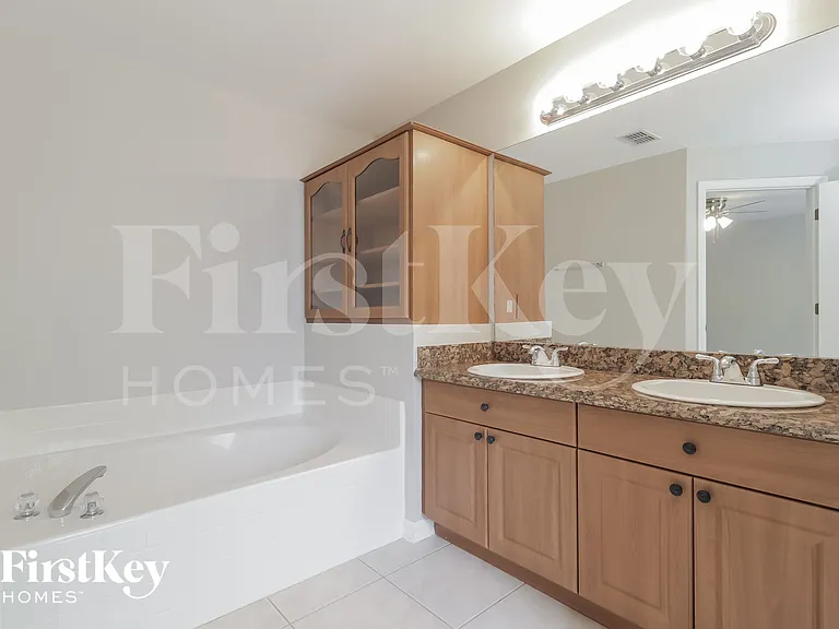 927 NW 10th Ave — Photo 10