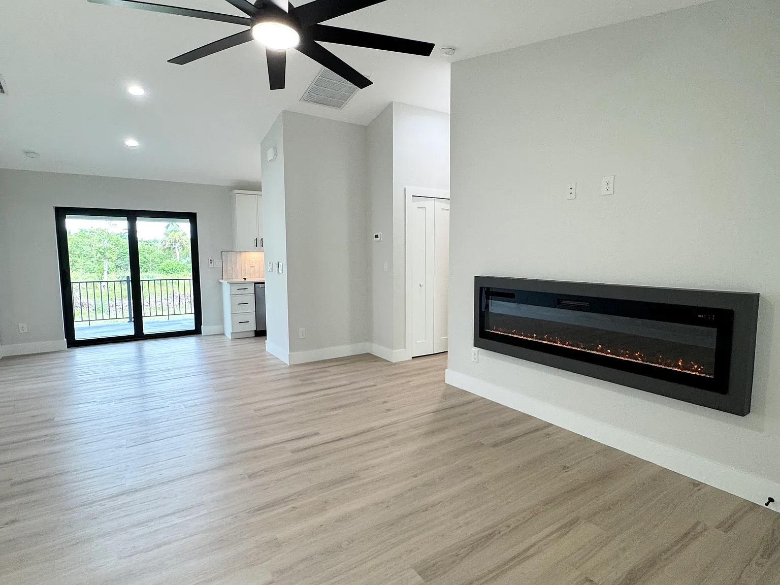 3420 Palm Dr — Photo 2