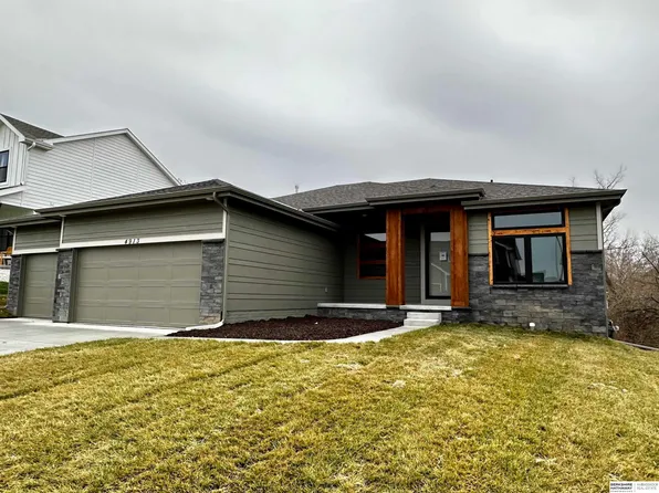 4913 Heartland Dr, Papillion, NE 68133