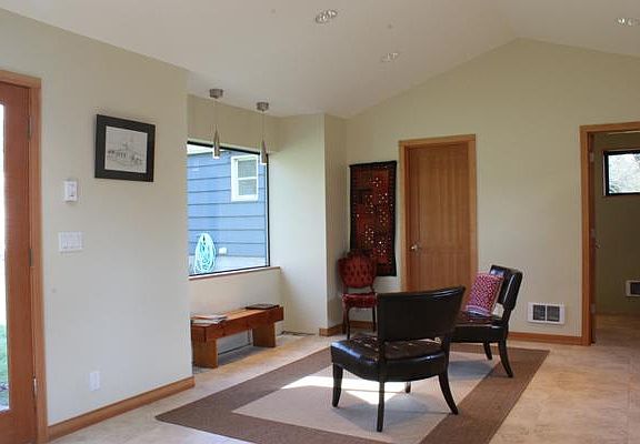 4th image of 11509 Phinney Ave N #B