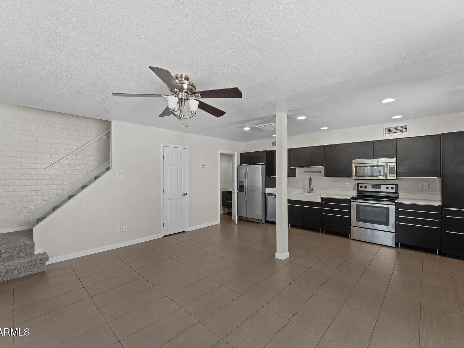 2 bed, 1.5 bath, 904 sqft, $1,900 — Photo 2
