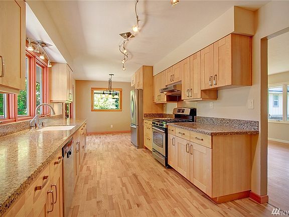 5th image of 15736 Greenwood Ave N