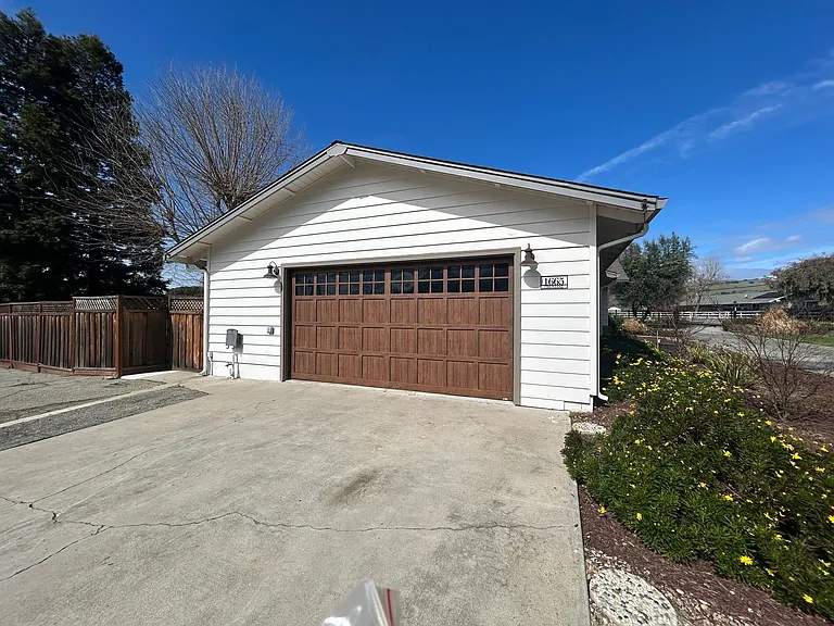 1665 Chris Ln — Photo 3