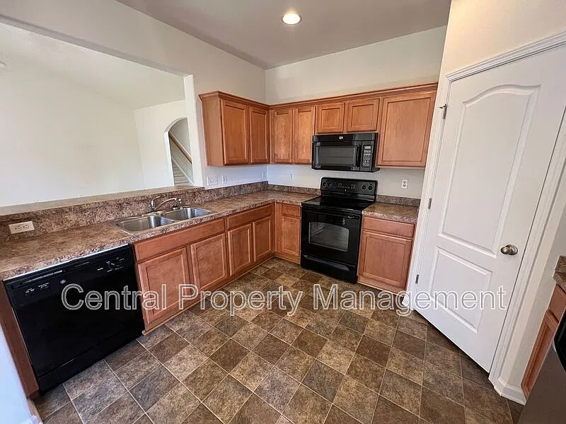 4 bed, 2.0 bath, 1741 sqft, $1,900 — Photo 4