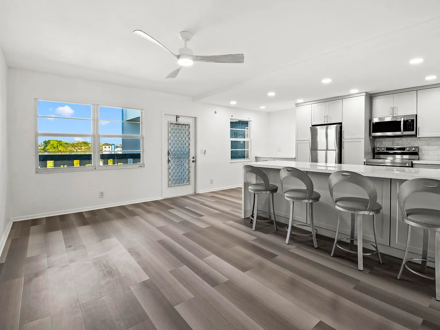 2 bed, 2.0 bath, 916 sqft, $2,100 — Photo 2