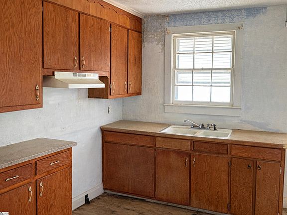 4th image of 123 Circle Dr