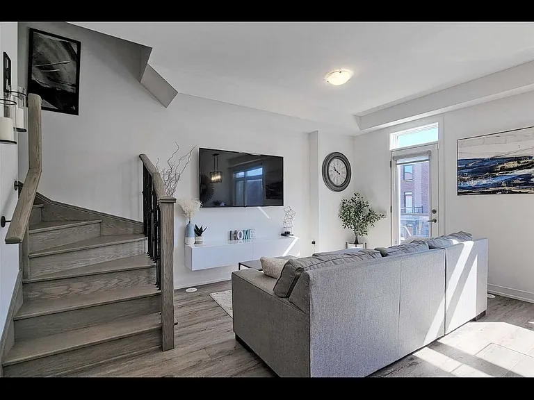 14 Hearne St E — Photo 3