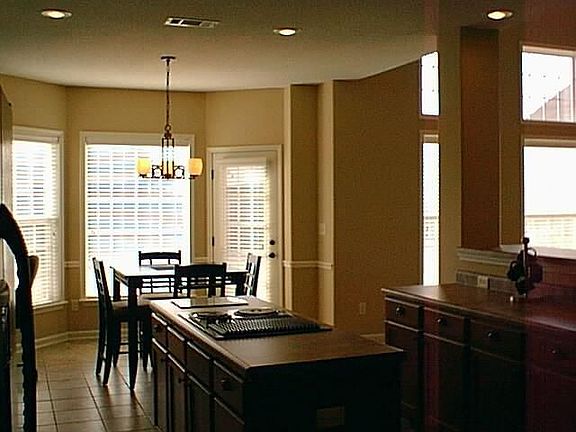 Fab-u-lous Kitchen w/Island,Breakfast Bar & large Windows.