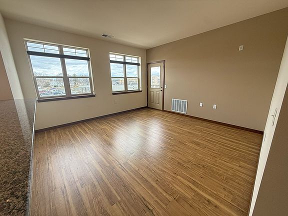 4th image of 128 E Wisconsin St #204