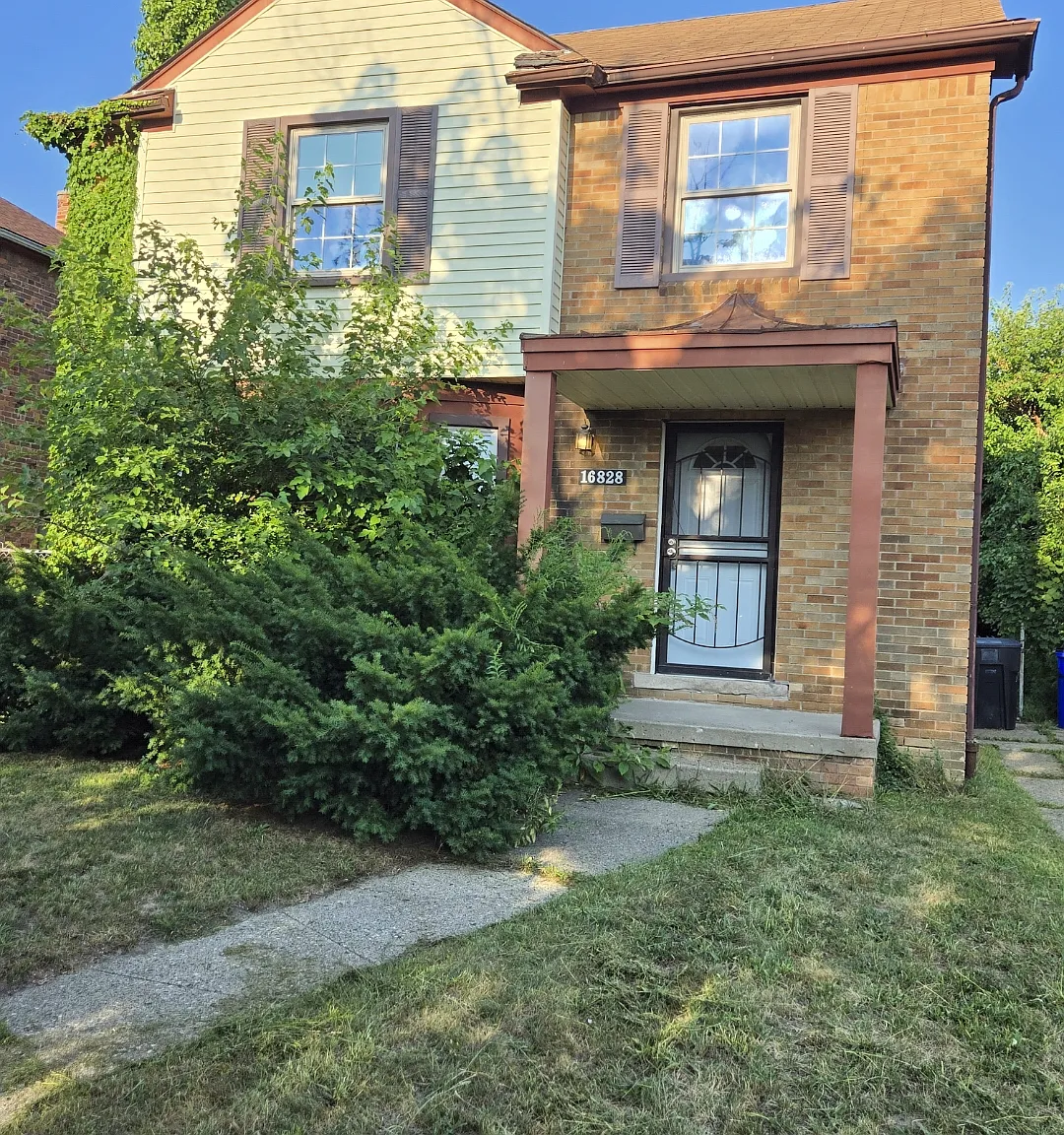 3 bed, 1.5 bath, 1374 sqft, $1,765 — Photo 2